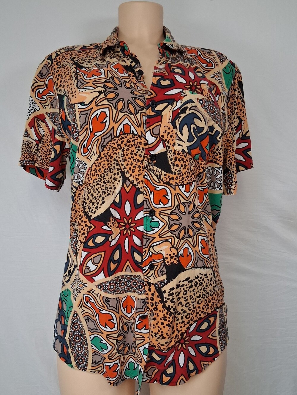 Reason Women's Retro 90 Short Sleeve Button-Down Shirt in Tan, Red, Green, Black
